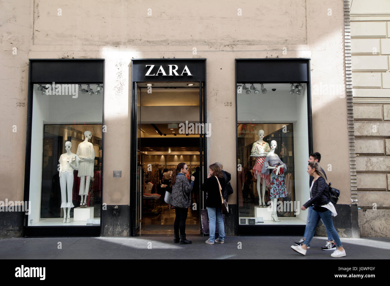 Zara de l'entrée du magasin, les piétons à pied passé de la boutique zara  en Italie, Rome Photo Stock - Alamy