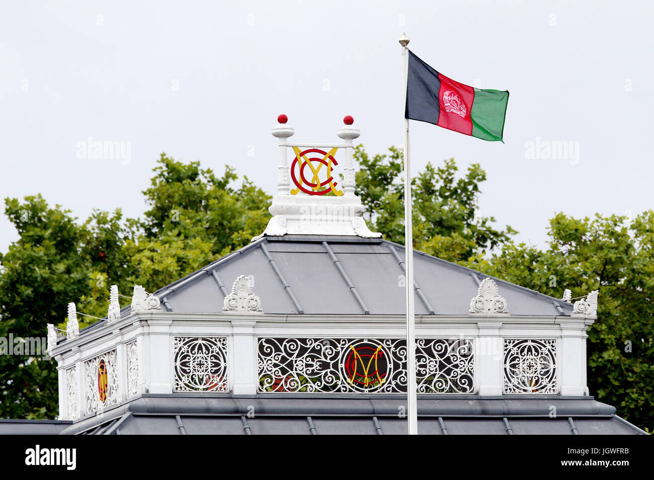 Le drapeau de l'Afghanistan vole au-dessus de la maison pendant la journée un match à Lord's, Londres. Banque D'Images