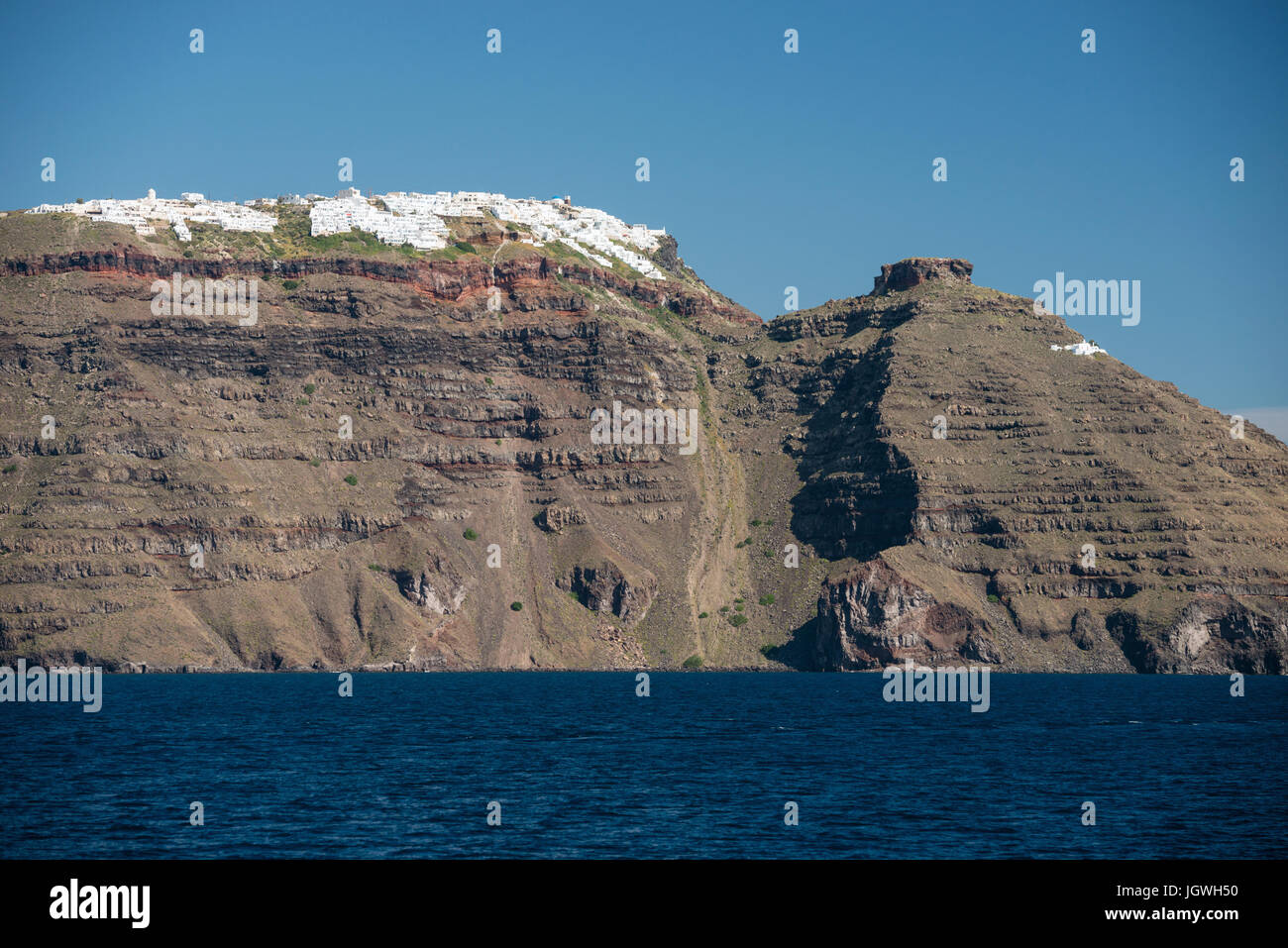 Village d''Imerovigli et Skaros rock vu de la mer sur l'île de Santorin, Grèce Banque D'Images