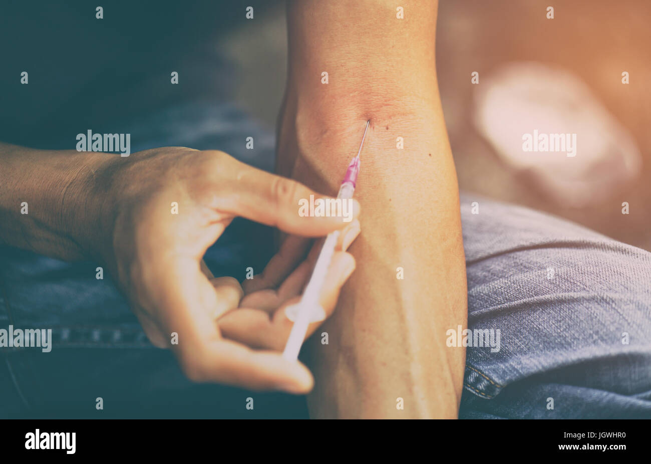 La toxicomanie, l'homme à l'aide de médicaments de seringue Banque D'Images