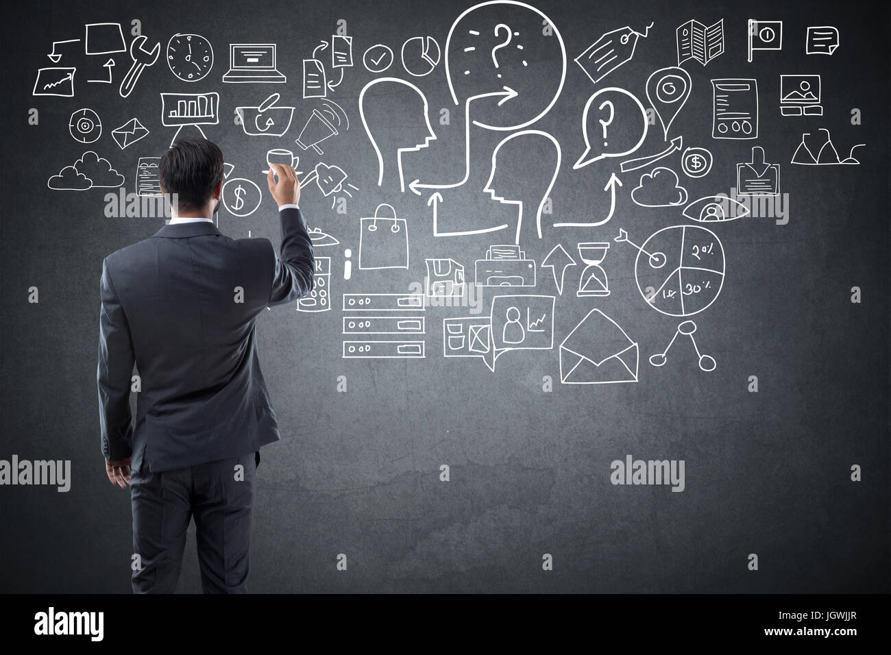 Businessman with idées créatives sur tableau noir Banque D'Images
