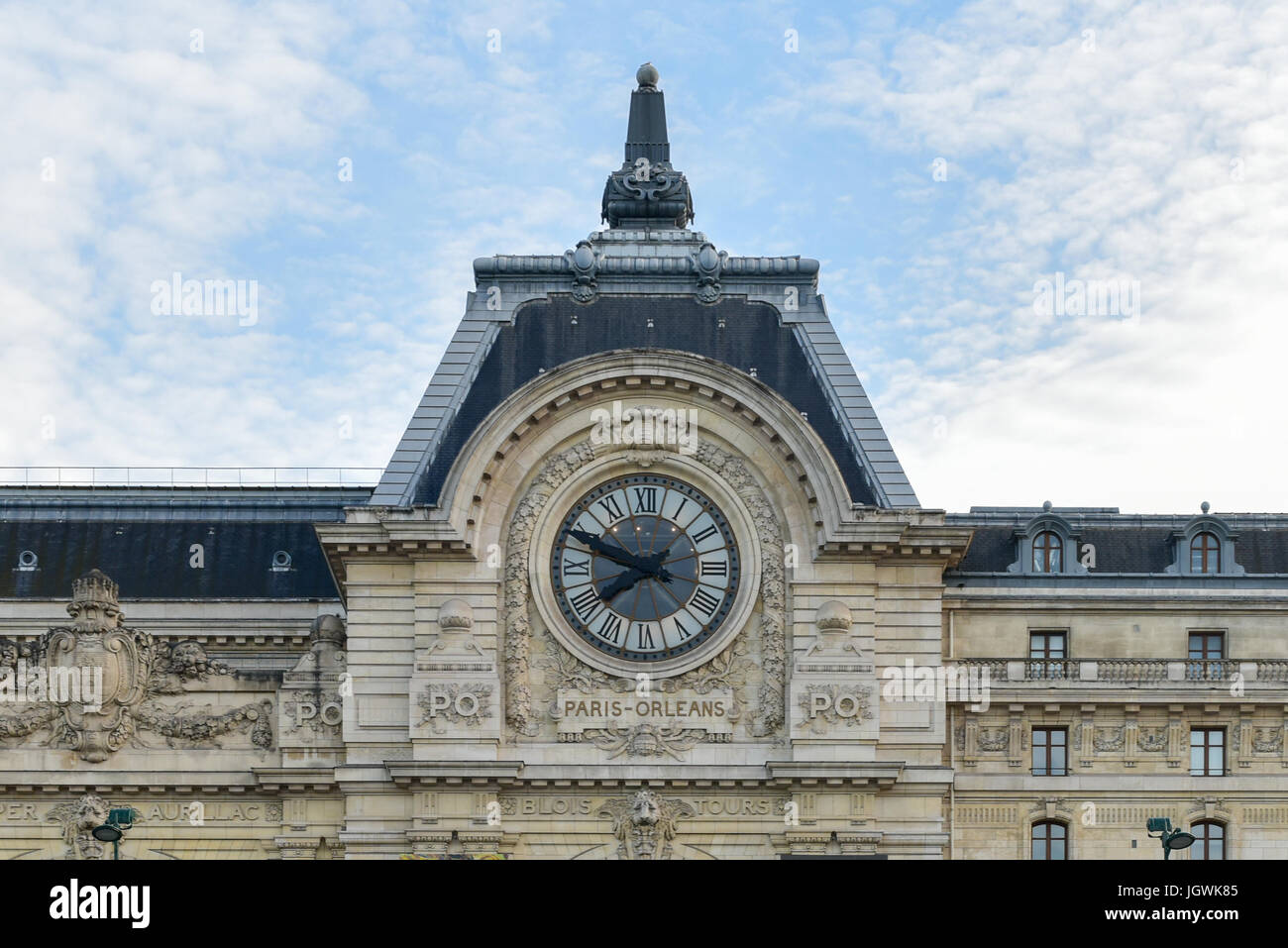 Vue sur l'horloge murale au Musée d'Orsay. D'Orsay - un musée sur la rive gauche de la Seine, c'est abrité dans l'ancienne gare d'Orsay à Paris, France. Banque D'Images