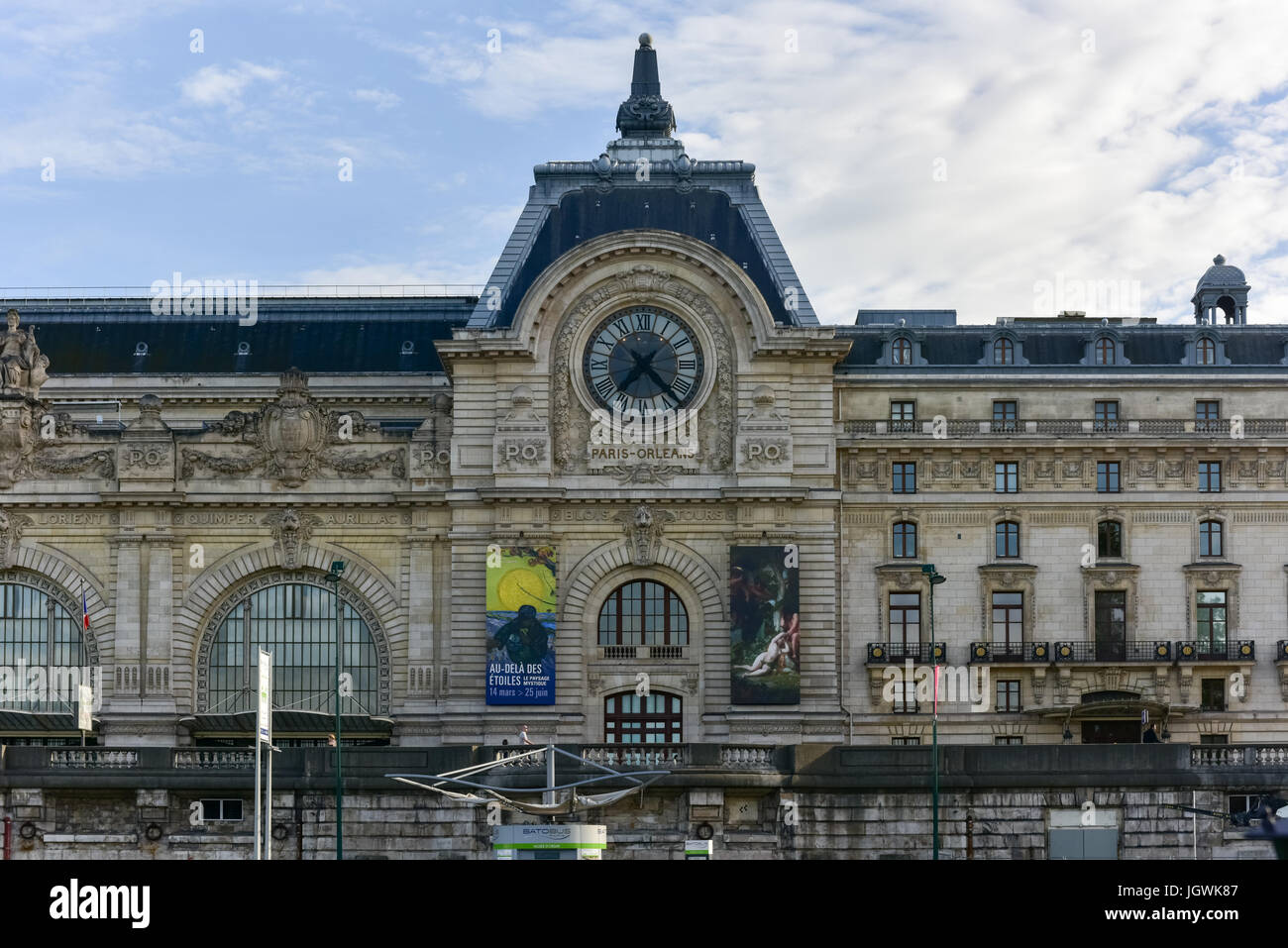 Vue sur l'horloge murale au Musée d'Orsay. D'Orsay - un musée sur la rive gauche de la Seine, c'est abrité dans l'ancienne gare d'Orsay à Paris, France. Banque D'Images