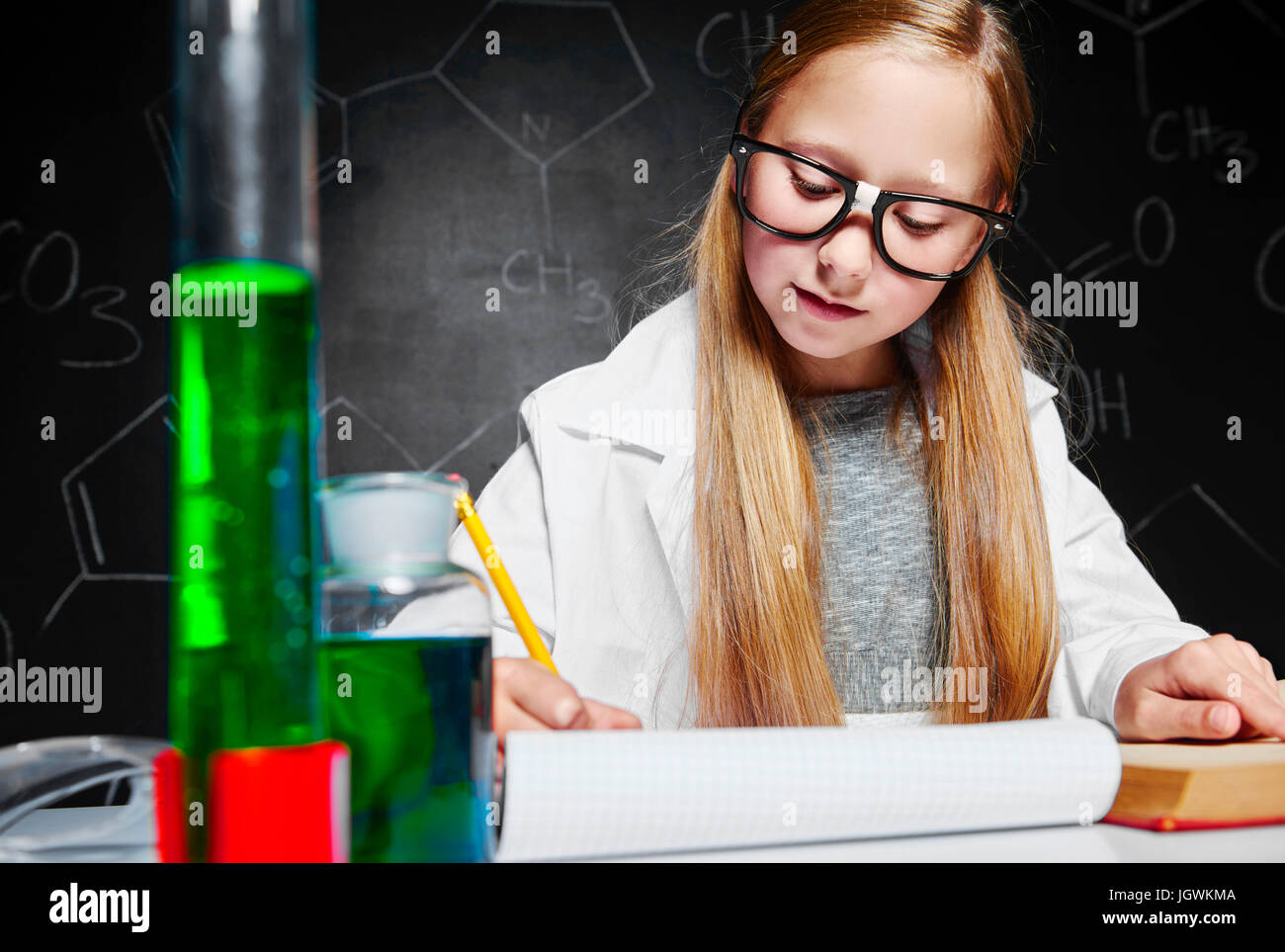Cute girl à la leçon de chimie Banque D'Images