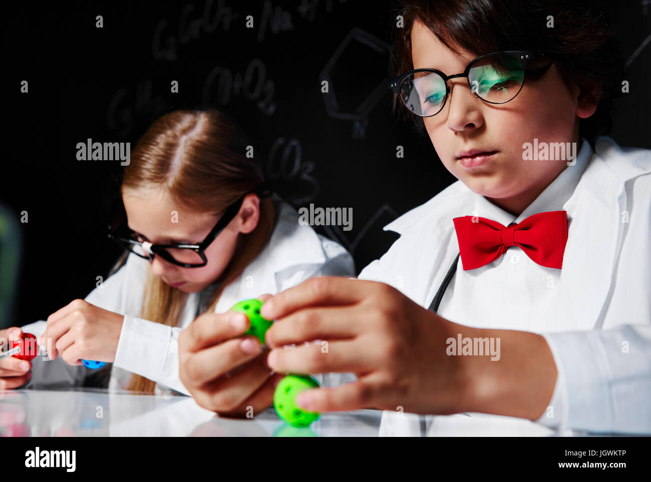 Travaillant en laboratoire chimique Banque D'Images