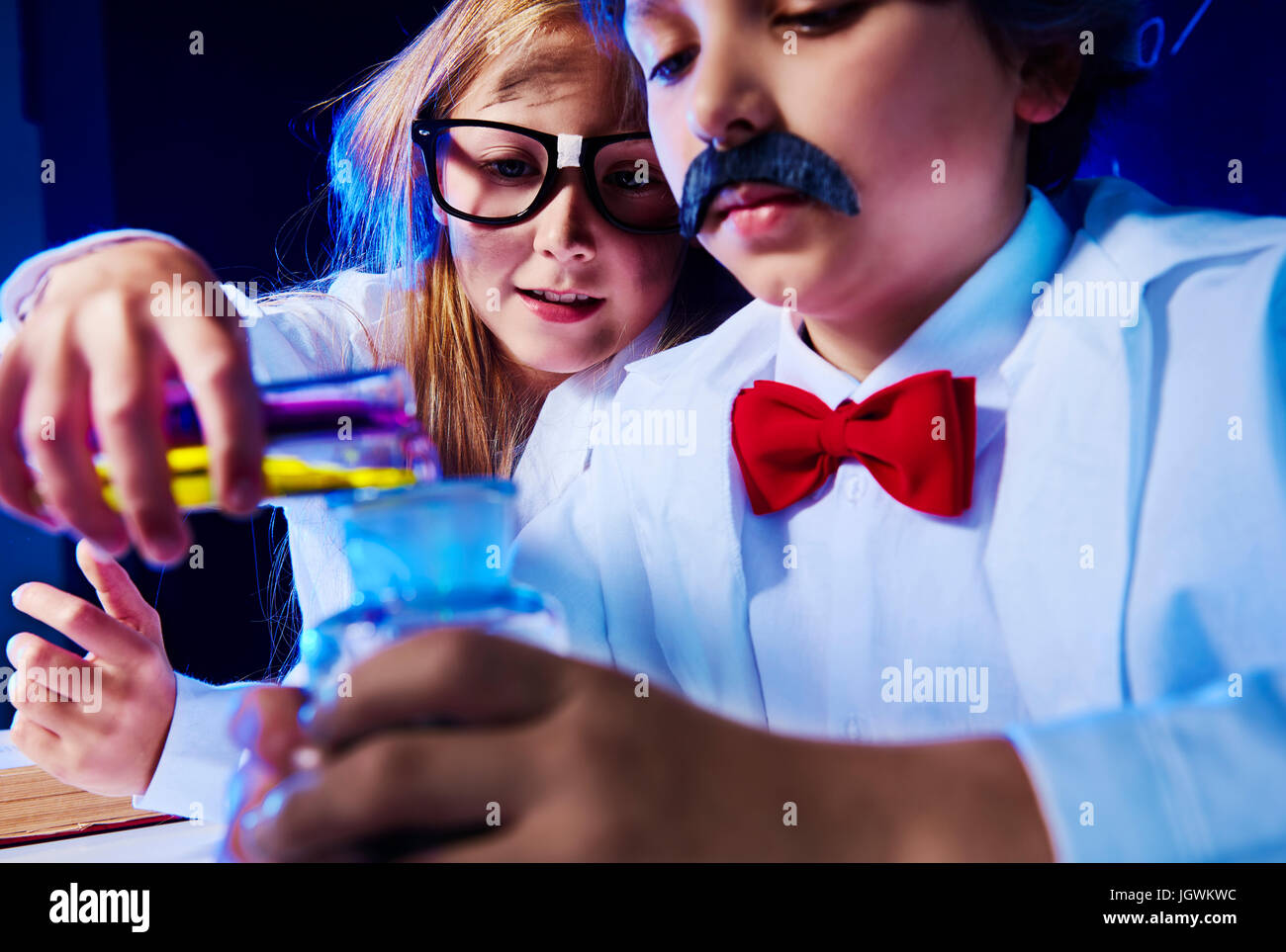 Faire une expérience chimique avec des collègue Banque D'Images