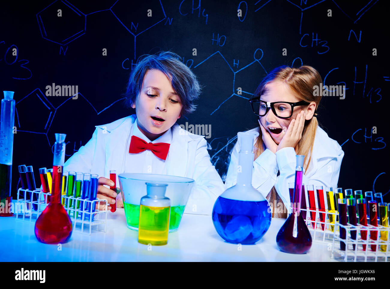 Choqué enfants dans le laboratoire chimique Banque D'Images