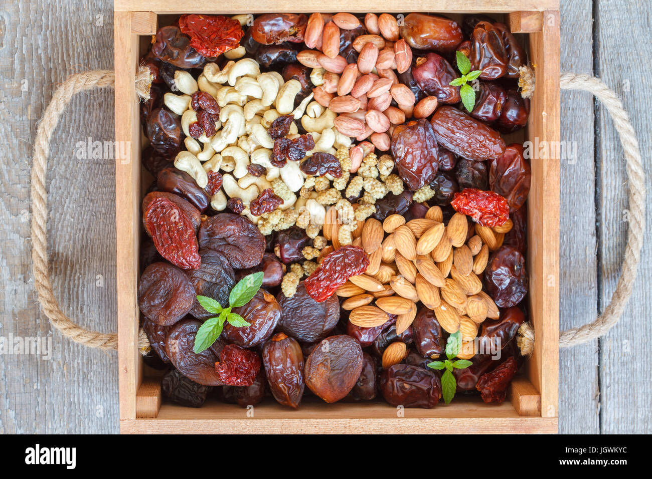 Différents types de fruits secs dans une boîte en bois. Snack-alimentaire sain, les fruits secs, noix, vue d'en haut. Banque D'Images