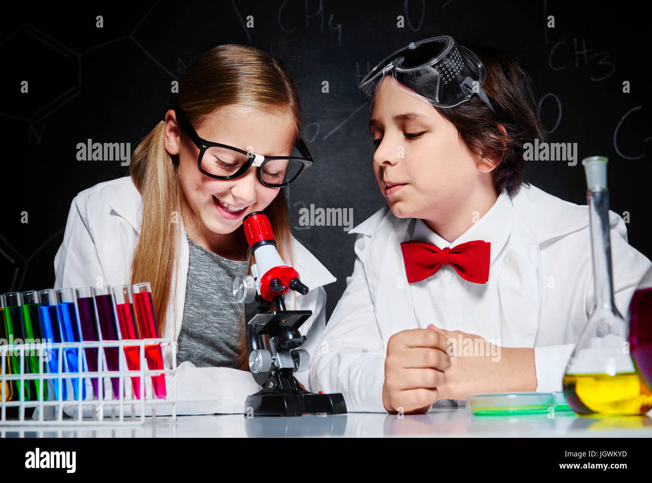 Deux enfants à la leçon de chimie Banque D'Images