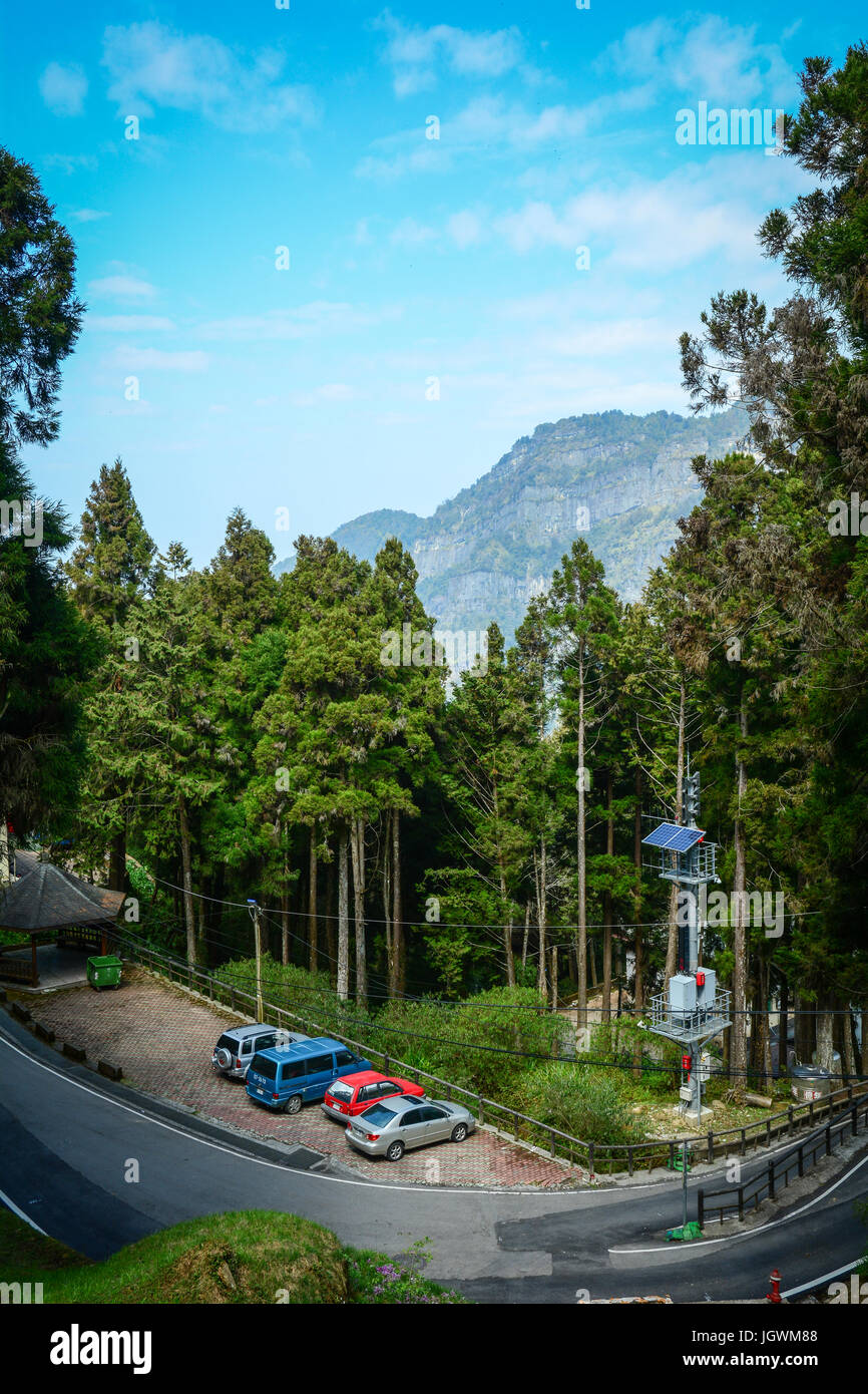 Chiayi, Taiwan - Mars 29, 2015. Parking voitures sur route à Alishan Chiayi, Parc National de Taïwan. Alishan, Mont Ali, Taiwan est plus visité pa national Banque D'Images