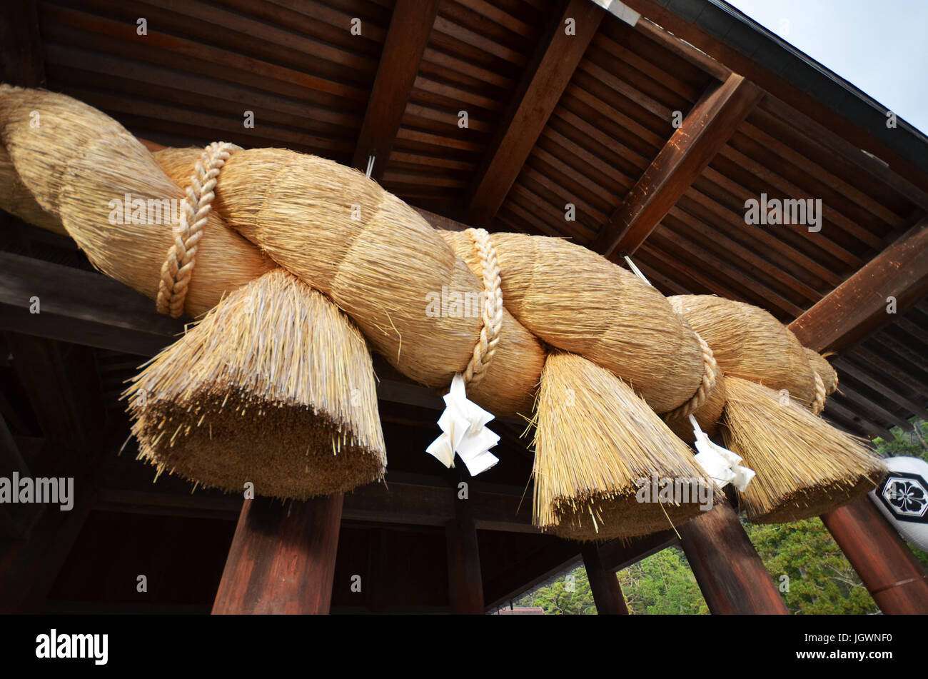 Corde de paille sacré en face de la salle de prière d'Izumo-taisha , Préfecture de Shimane, Japon Banque D'Images