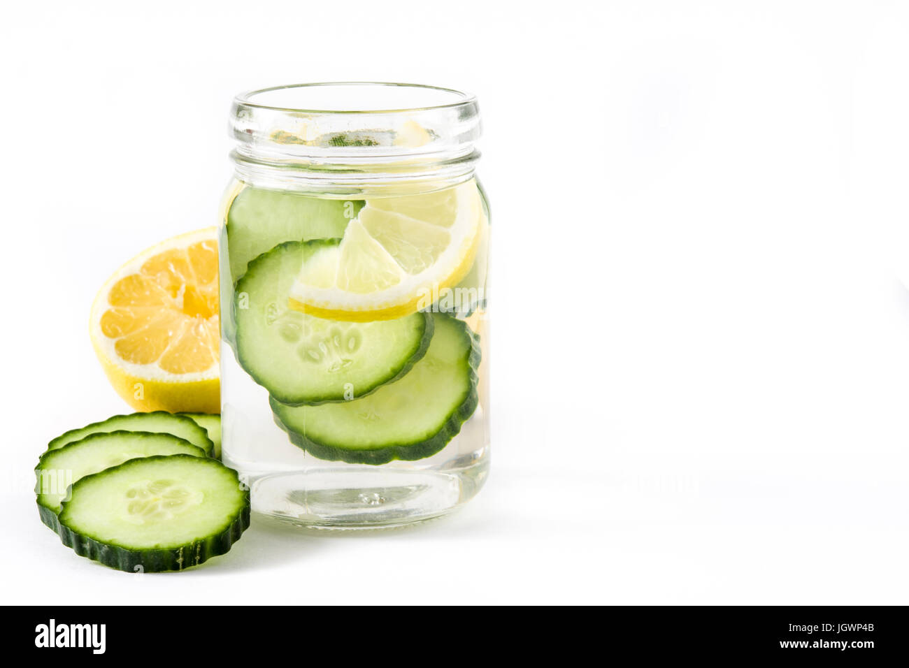 L'eau de concombre et de désintoxication avec citron isolé sur fond blanc Banque D'Images