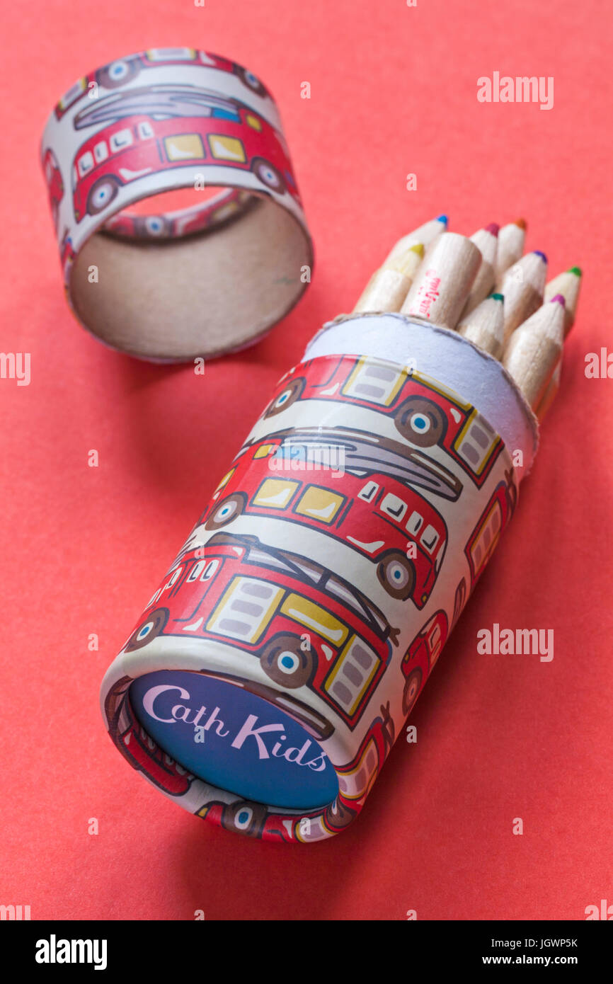 Cath Kids crayons de couleur pot par Cath Kidston situé sur fond rouge Banque D'Images