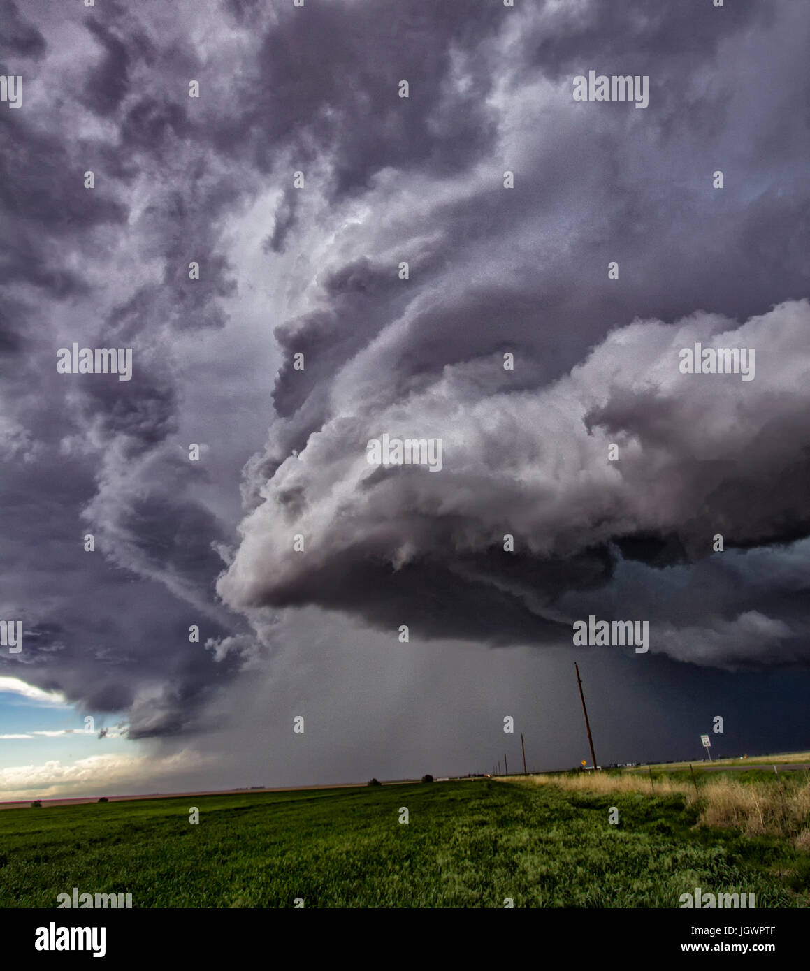 Supercell en rotation au-dessus d'une zone rurale, Cope, Colorado, United States, Amérique du Nord Banque D'Images