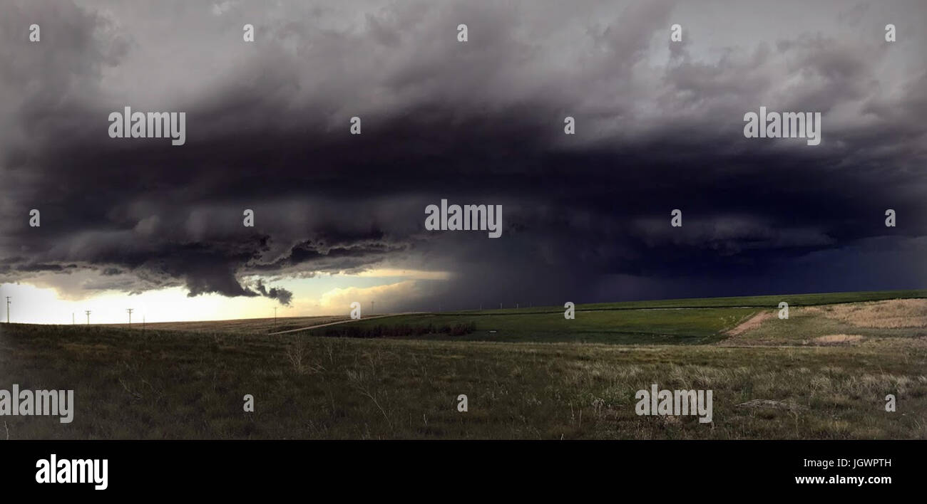 Supercell rotatif nuage au-dessus d'une zone rurale, Cope, Colorado, United States, Amérique du Nord Banque D'Images