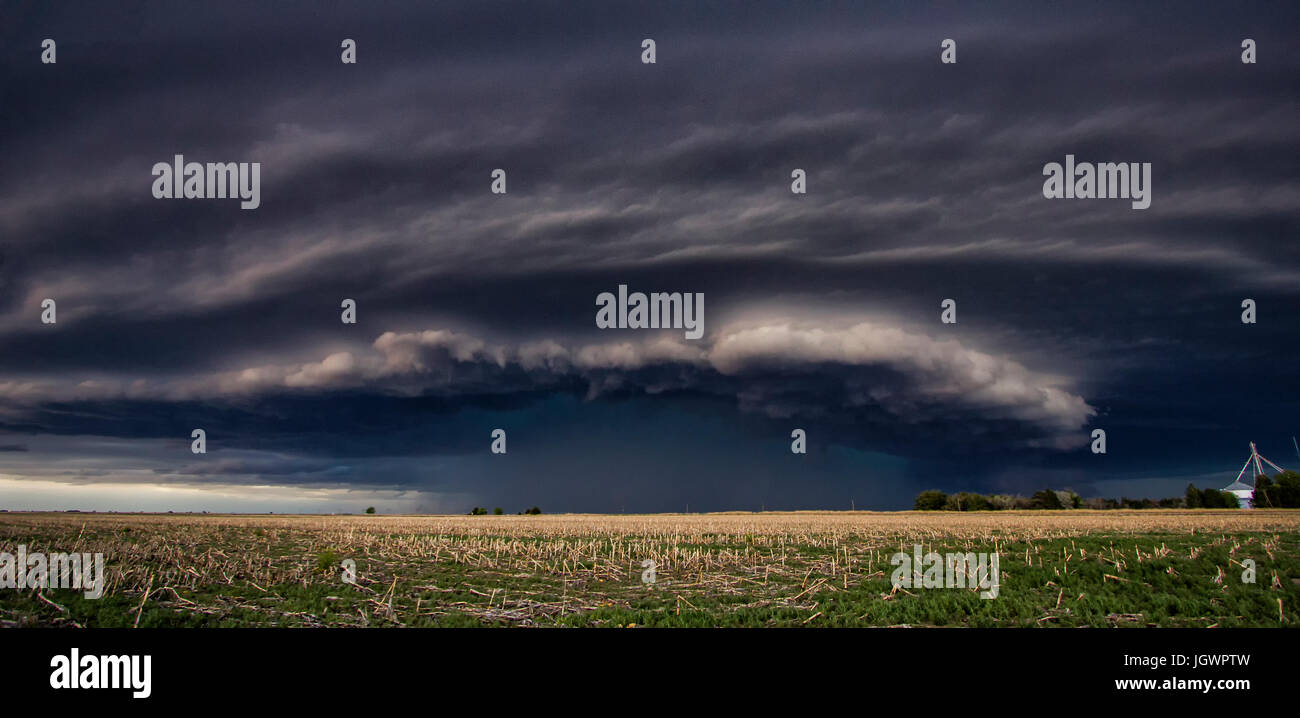 Orage circulaire au-dessus d'une zone rurale, Goodland, Kansas, United States, Amérique du Nord Banque D'Images