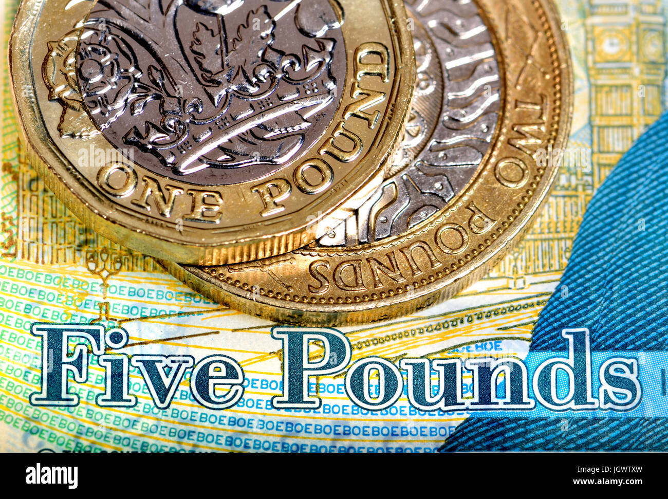 La £1 et £2 euros sur un billet de 5 € Banque D'Images