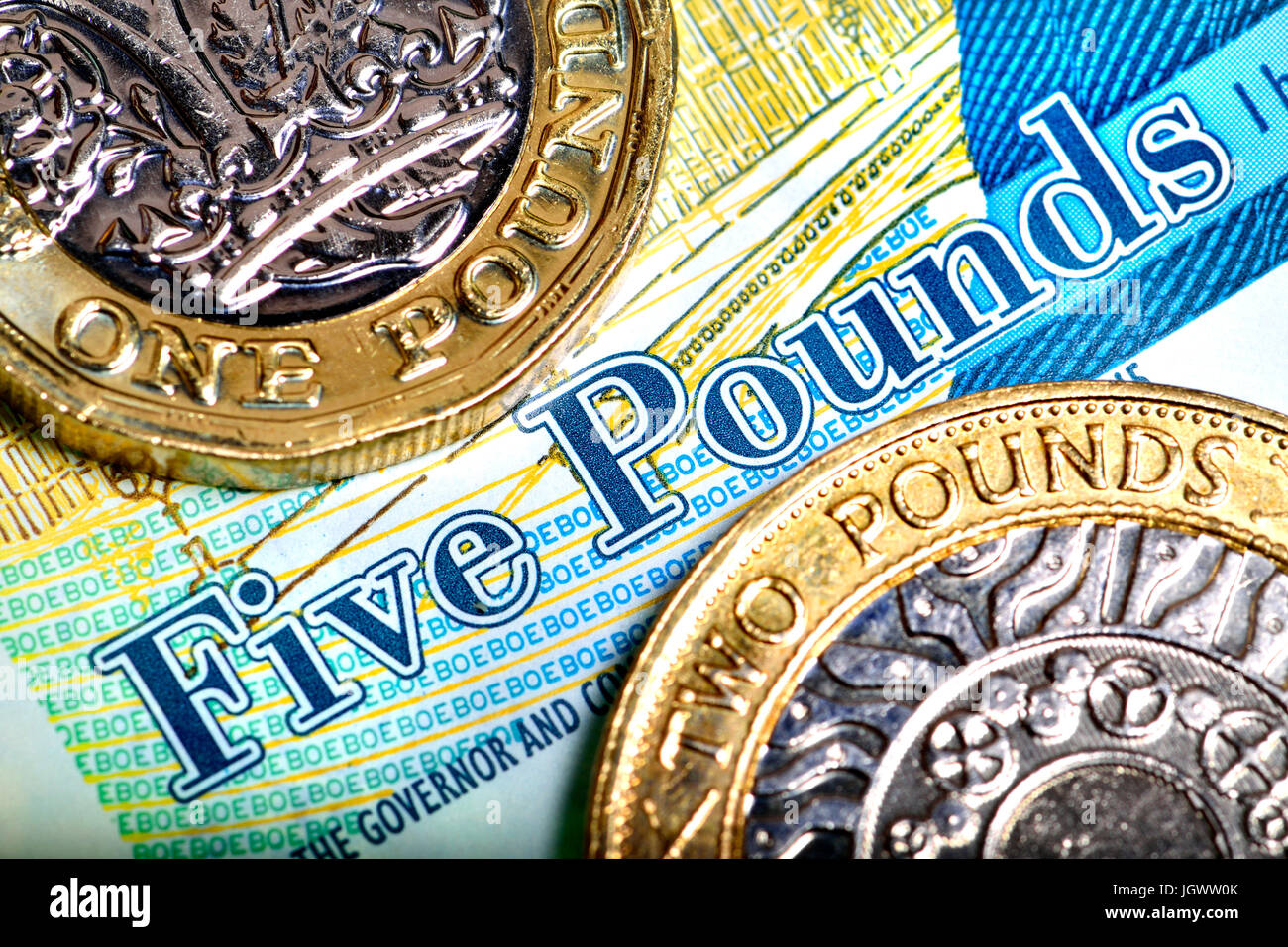 La £1 et £2 euros sur un billet de 5 € Banque D'Images
