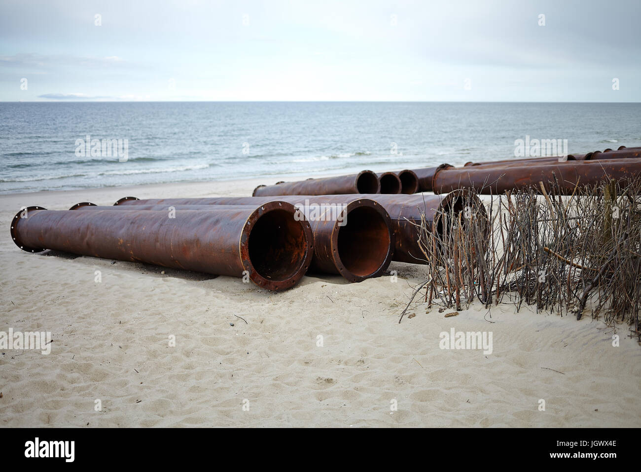 Tuyaux sur la plage, Péninsule de Hel (Kuźnica), dans le Nord de la Pologne, avril 2016. Banque D'Images