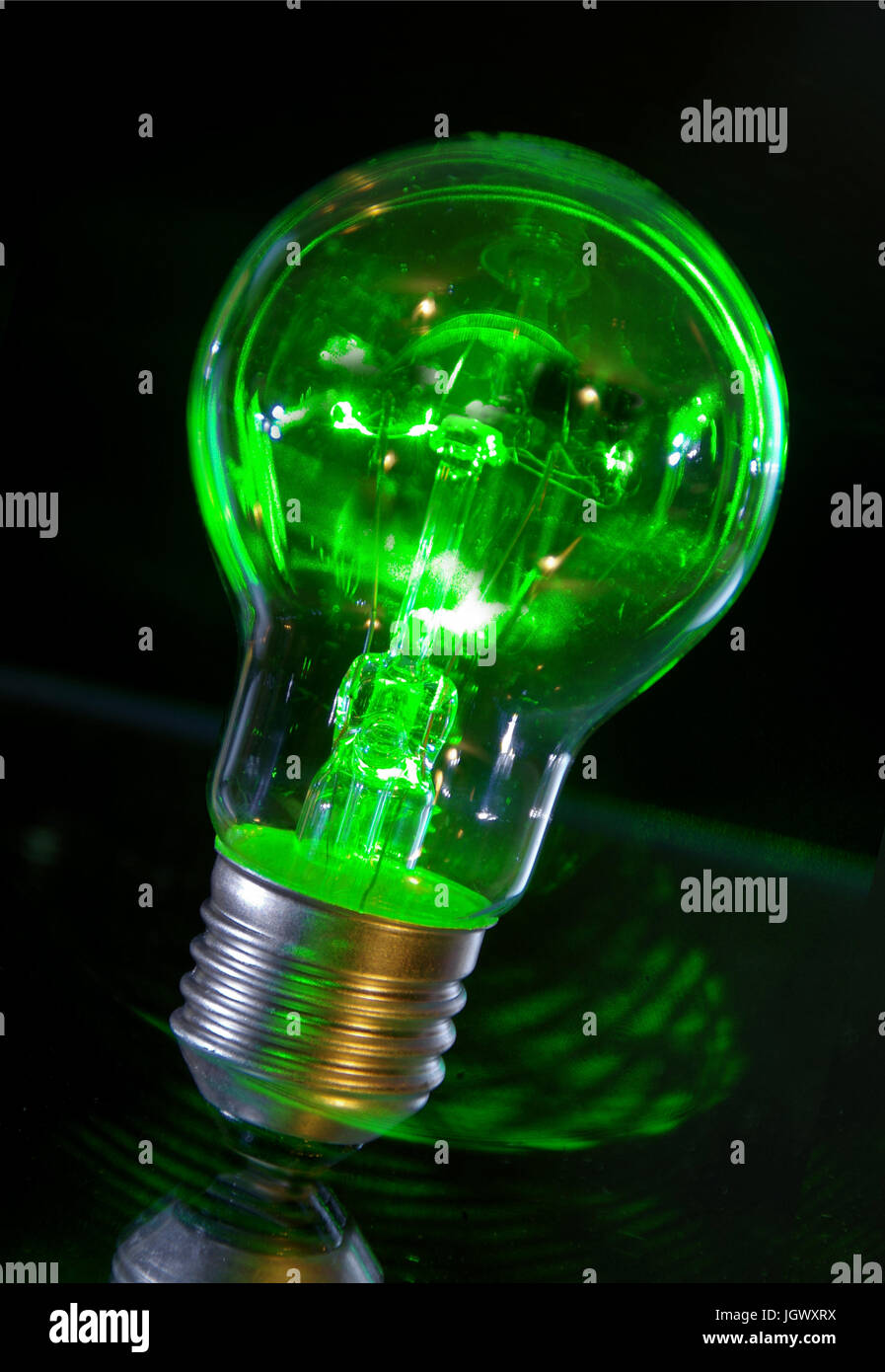 Concept de l'ampoule classique d'alimentation vert avec des rayons laser. Banque D'Images