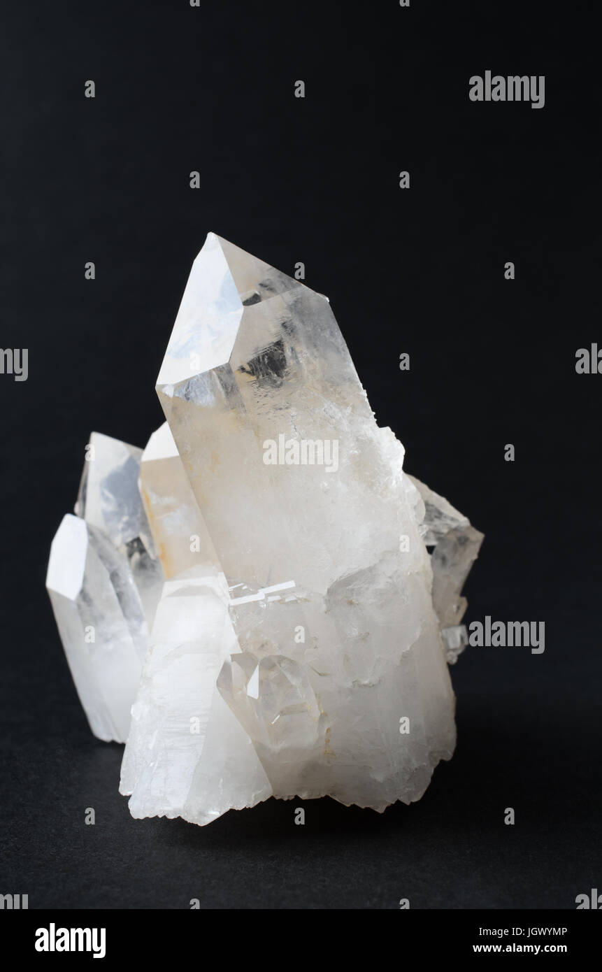 Un cristal de quartz cluster sur un fond noir. Banque D'Images