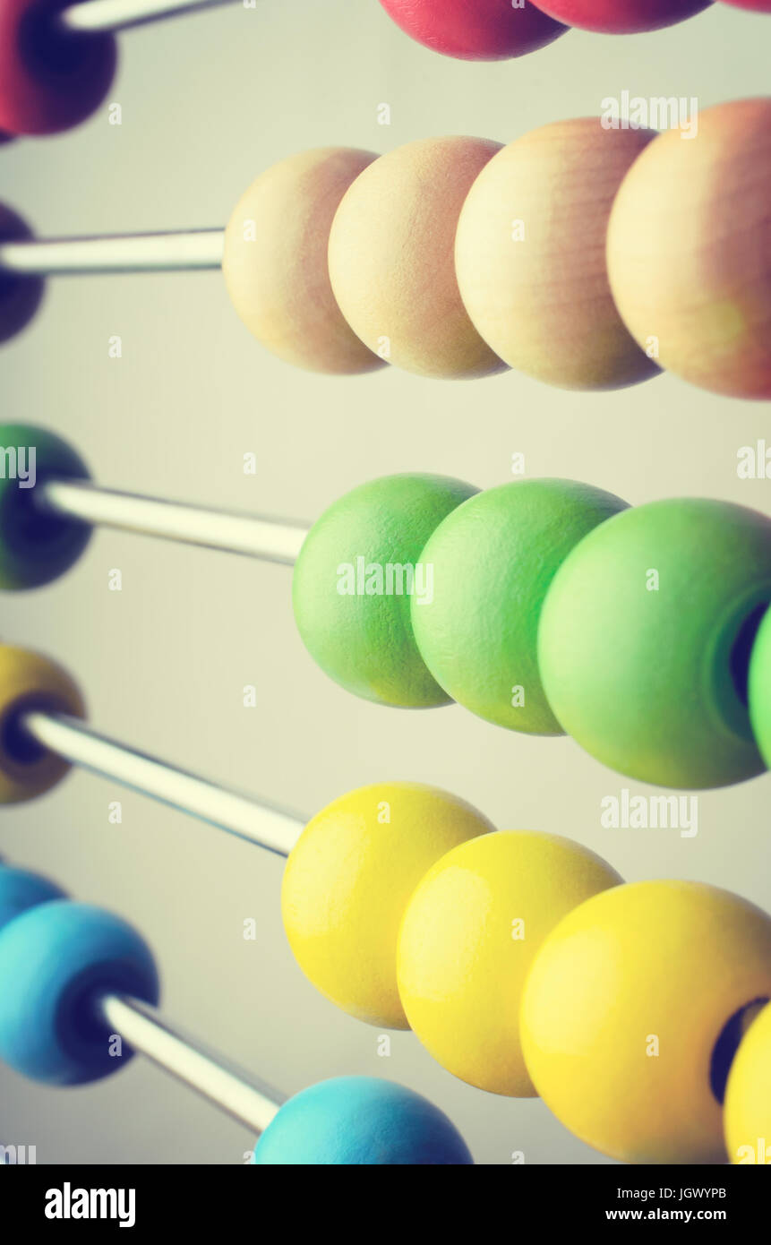 Close up de rangées de perles abacus dans des couleurs vives, anguleuse et s'éloignant en soft focus. Les traités pour créer un effet rétro. Banque D'Images