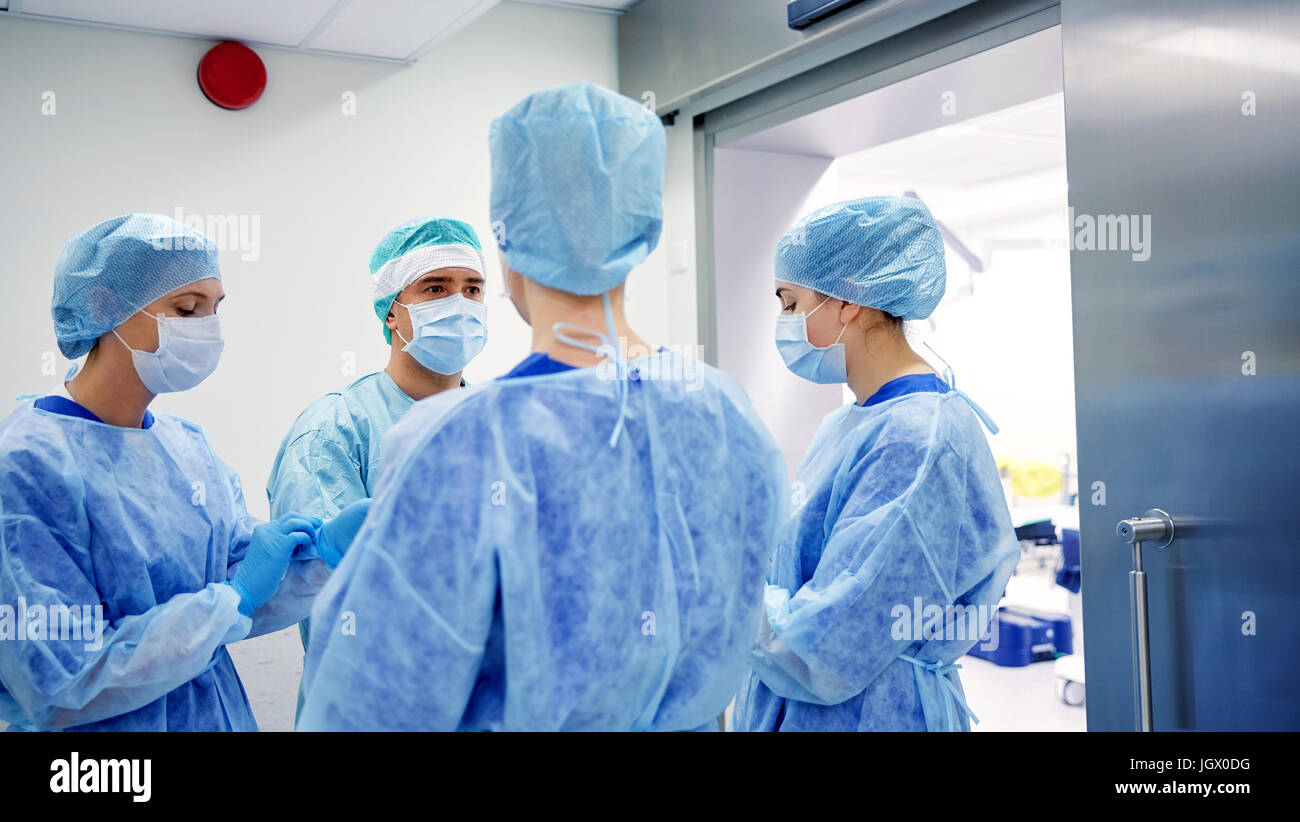 Groupe des chirurgiens en salle d'opération à l'hôpital Banque D'Images