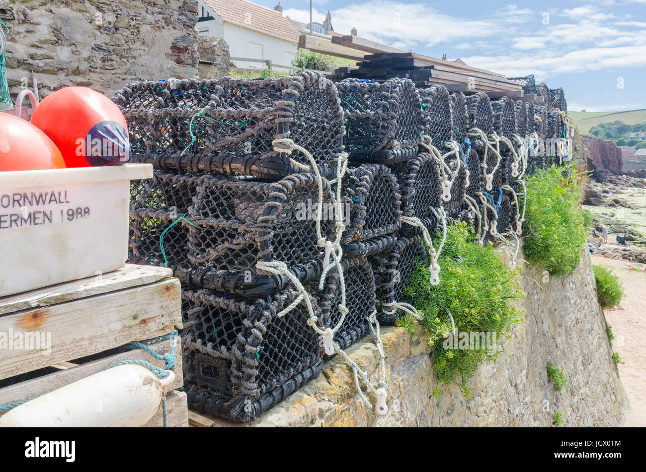 Des casiers à homard empilés sur la digue à Hope Cove dans South Hams, Devon Banque D'Images