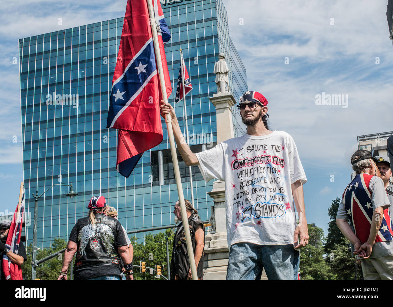 La Colombie, en Caroline du Sud, USA. 11Th Aug 2017. Quelques dizaines de partisans de la Confédération affichent leur loyauté à la Confederate Flag drapeau confédéré durant la tenue de l'événement de sensibilisation par la Caroline du Sud parti sécessionniste en signe de protestation contre le deuxième anniversaire de la bataille du drapeau confédéré dépose de la South Carolina State House motif en 2015. Le drapeau qui a été hissé sur un mât portable à 10 heures devait être retiré de la South Carolina State House motif à 17 heures. crédit : Crush Rush/Alamy Live News Banque D'Images