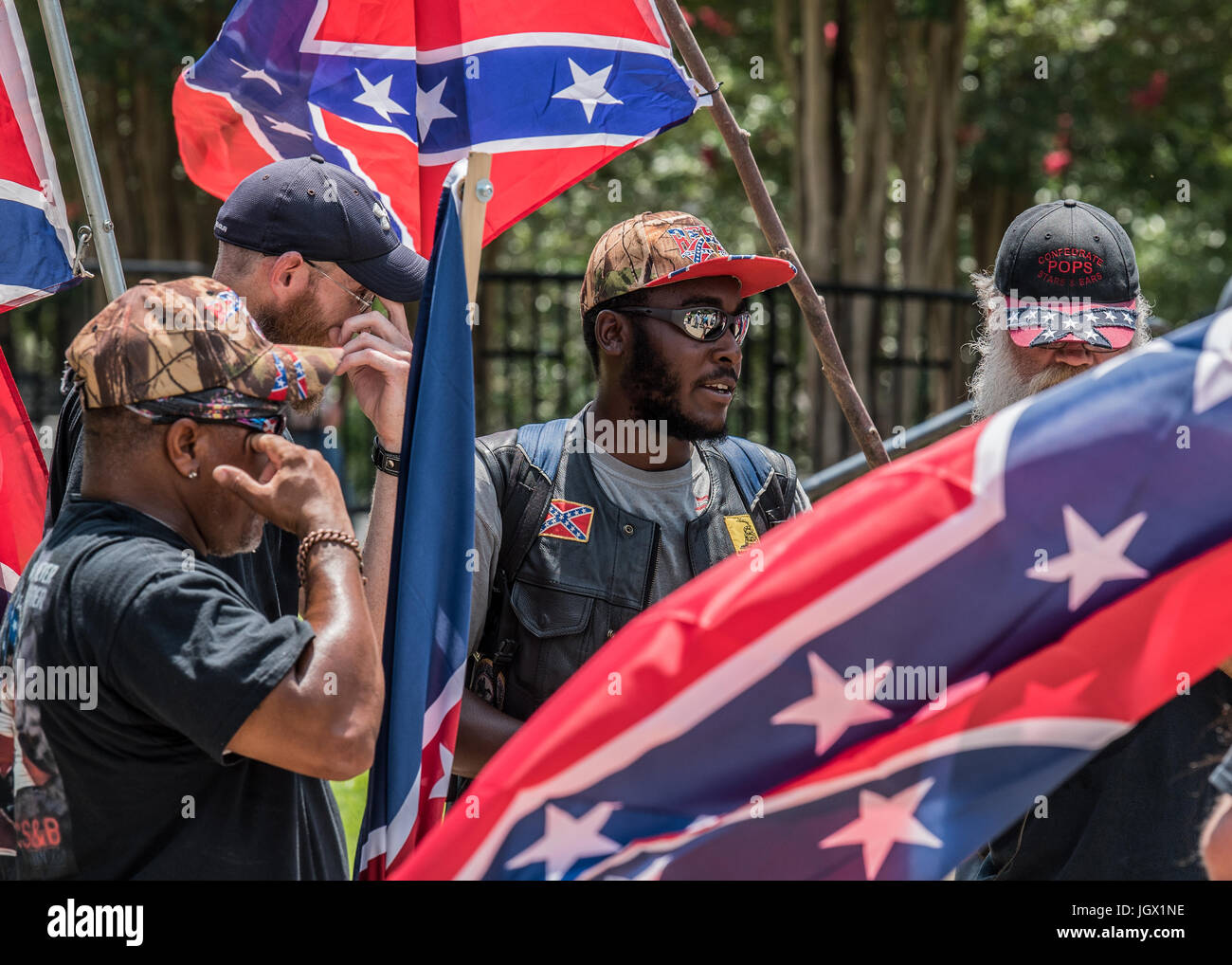 La Colombie, en Caroline du Sud, USA. 11Th Aug 2017. Quelques dizaines de partisans de la Confédération affichent leur loyauté à la Confederate Flag drapeau confédéré durant la tenue de l'événement de sensibilisation par la Caroline du Sud parti sécessionniste en signe de protestation contre le deuxième anniversaire de la bataille du drapeau confédéré dépose de la South Carolina State House motif en 2015. Le drapeau qui a été hissé sur un mât portable à 10 heures devait être retiré de la South Carolina State House motif à 17 heures. crédit : Crush Rush/Alamy Live News Banque D'Images