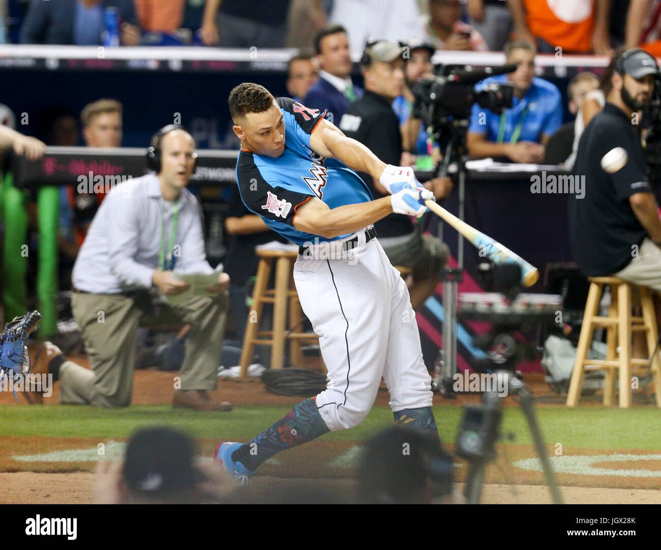 Miami, Floride, USA. 10 juillet, 2017. Vous VRAGOVIC | fois.New York Yankee juge Aaron frappe la balle pendant le premier tour de la Ligue Majeure de Baseball Home Run Derby, lundi 10 juillet 2017 à Miami. Credit : Vragovic/Tampa Bay Times/ZUMA/Alamy Fil Live News Banque D'Images