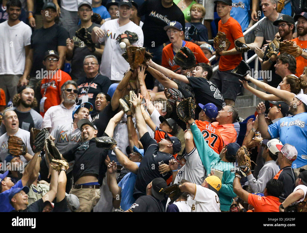 Miami, Floride, USA. 10 juillet, 2017. Vous VRAGOVIC | fois.Fans clammer pour une balle de baseball qui a été touchée dans les gradins lors du premier tour de la Ligue Majeure de Baseball Home Run Derby, lundi 10 juillet 2017 à Miami. Credit : Vragovic/Tampa Bay Times/ZUMA/Alamy Fil Live News Banque D'Images