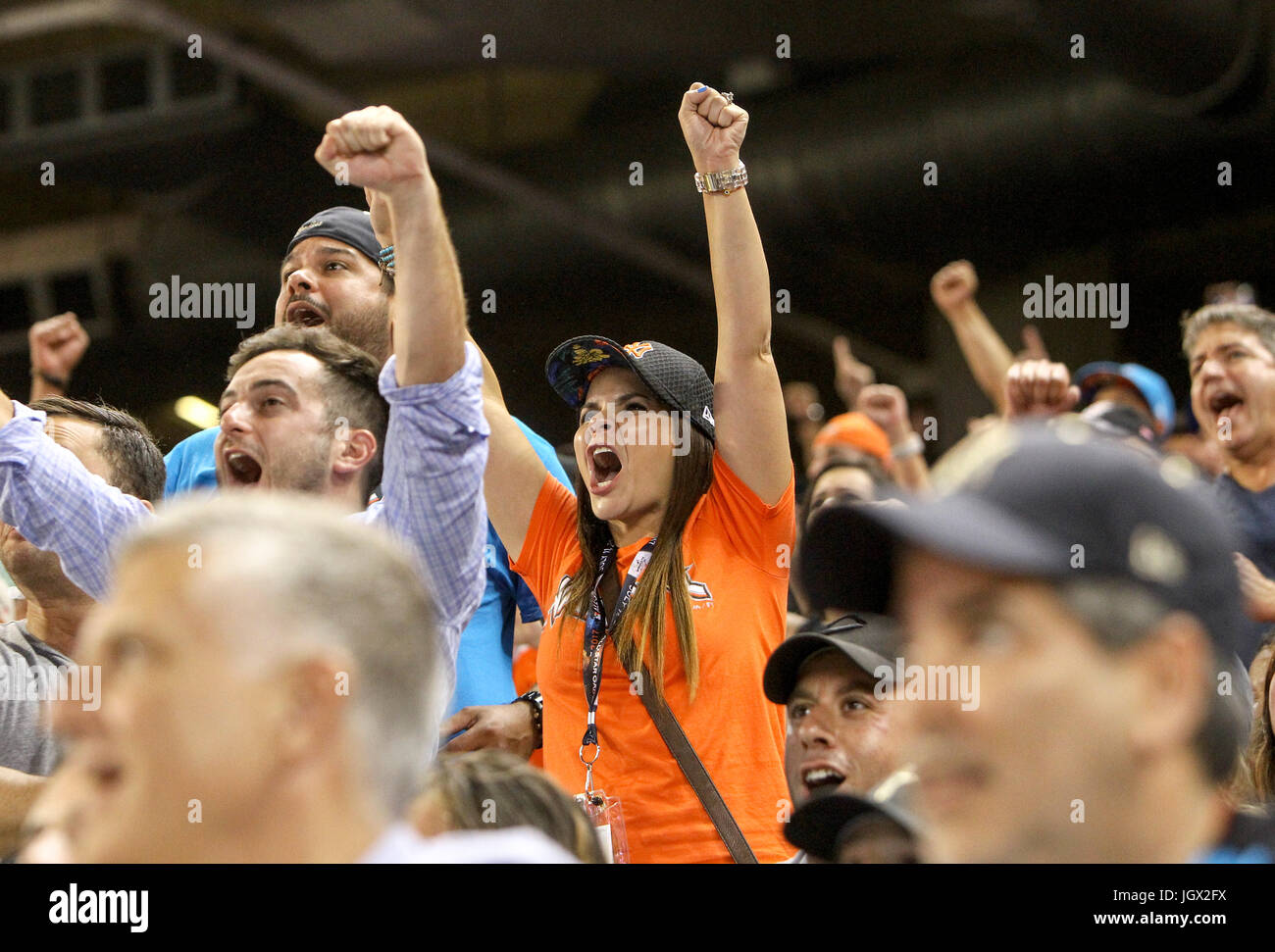 Miami, Floride, USA. 10 juillet, 2017. Vous VRAGOVIC | fois.Fans cheer lors du premier tour de la Ligue Majeure de Baseball Home Run Derby, lundi 10 juillet 2017 à Miami. Credit : Vragovic/Tampa Bay Times/ZUMA/Alamy Fil Live News Banque D'Images