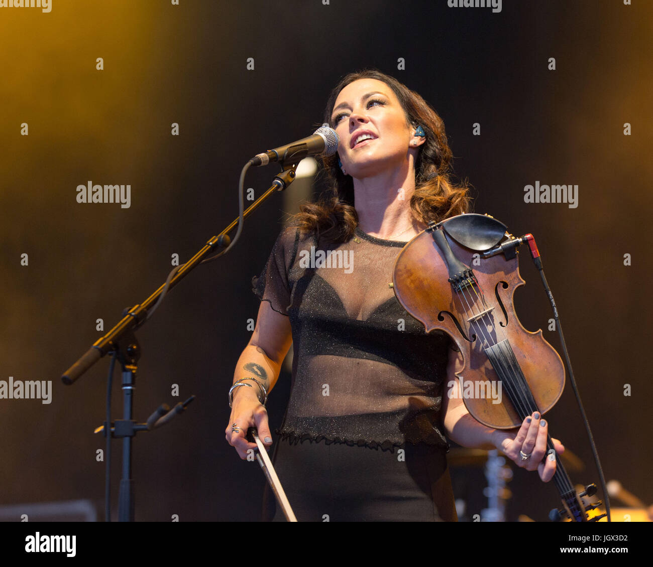 Milwaukee, Wisconsin, États-Unis. 09 juillet 2017. AMANDA SHIRES de Jason Isbell et l'unité effectue 400 live au Festival Park pendant Henry Maier Summerfest à Milwaukee, Wisconsin Crédit : Daniel DeSlover/ZUMA/Alamy Fil Live News Banque D'Images