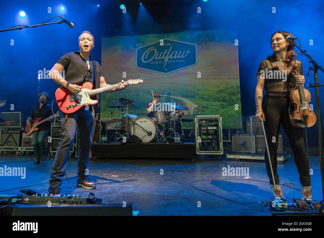 Milwaukee, Wisconsin, États-Unis. 09 juillet 2017. JIMBO HART, JASON ISBELL, CHAD GAMBLE et AMANDA SHIRES de Jason Isbell et l'unité effectue 400 live au Festival Park pendant Henry Maier Summerfest à Milwaukee, Wisconsin Crédit : Daniel DeSlover/ZUMA/Alamy Fil Live News Banque D'Images