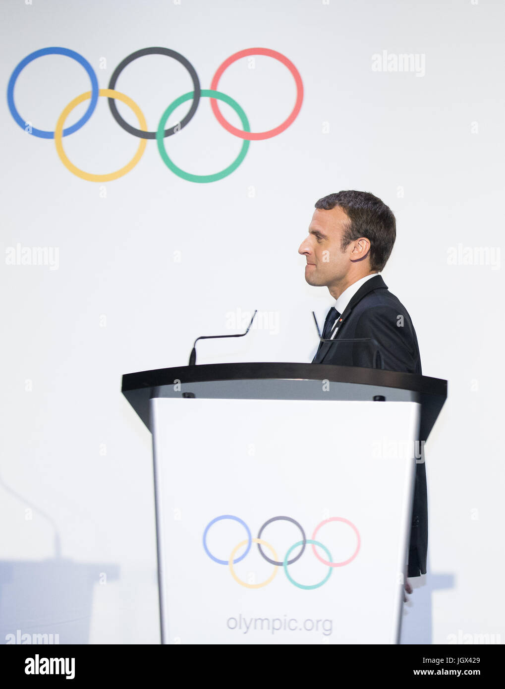 Lausanne, Suisse. 10 juillet, 2017. Le président français, Emmanuel Macron aborde les médias au Musée Olympique de Lausanne, Suisse, le 10 juillet 2017. Les membres du CIO tiendra une session de présentations par les équipes de campagne pour Los Angeles et Paris le 11 juillet et 12 septembre. Credit : Xu Jinquan/Xinhua/Alamy Live News Banque D'Images
