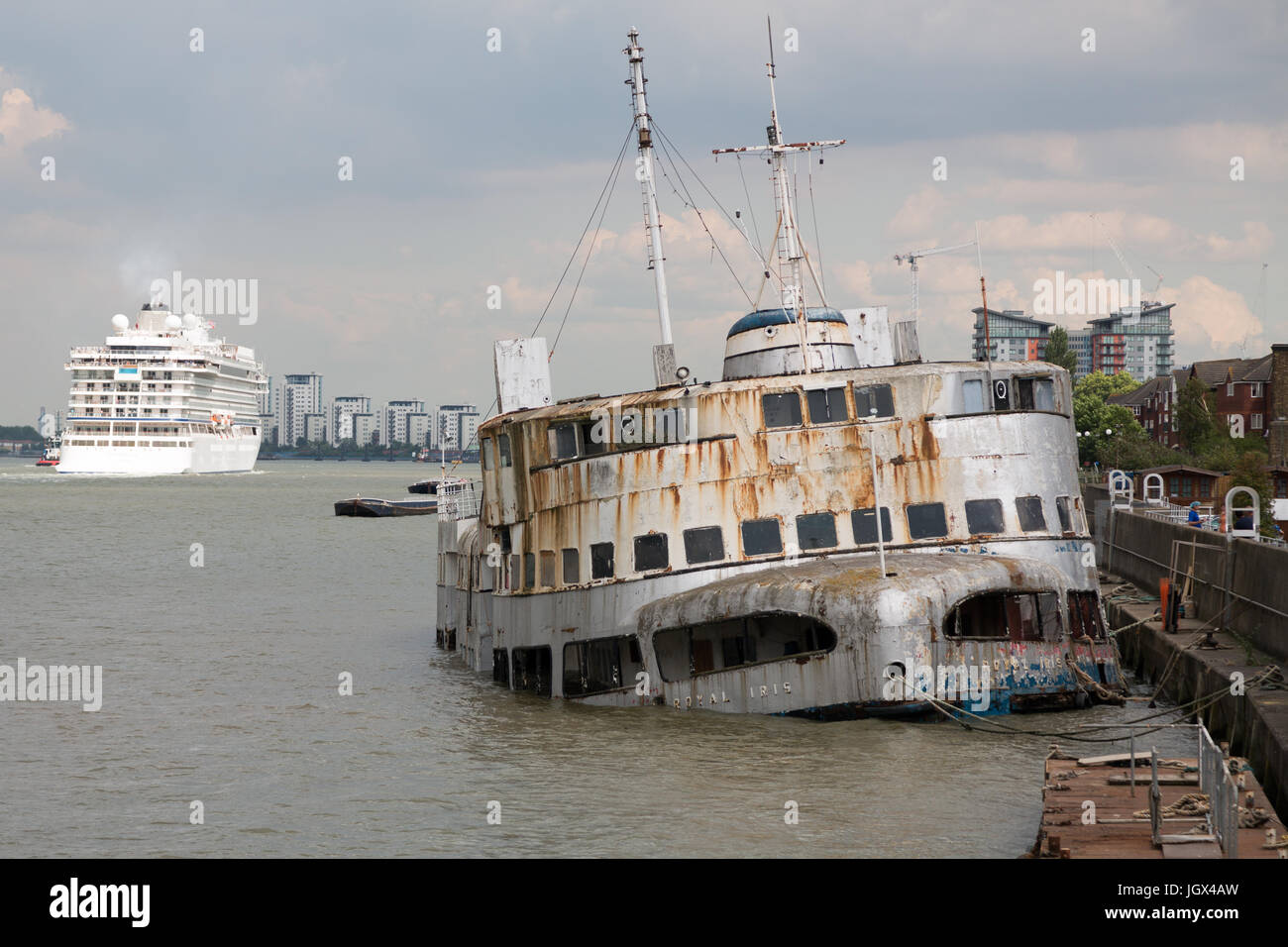 Woolwich, Londres, Royaume-Uni. 10 juillet, 2017. Ancien Mersey MV Iris Royal liste illustrée et dans un état de délabrement avancé sur la Tamise à Woolwich le 10 juillet. Le bateau était un lieu pour les actes, y compris les Beatles de la musique dans les années 60 et a fait l'objet de campagnes de la retourner à Liverpool. Rob Powell/Alamy Live News Banque D'Images