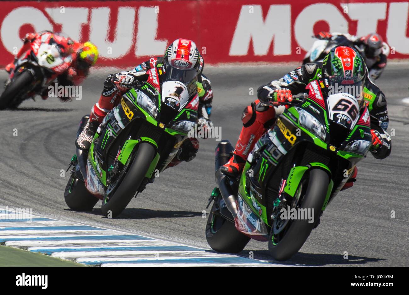 09 juil 2017 Monterey, Californie, U.S.A #  66 Tom Sykes et son coéquipier #  1 Jonathan Rea bataille pour la première place qui sortent du tour 11 au cours de la FIM Motul SBK Superbike World Championship Tour américain Geico Mazda Raceway Laguna Seca à Monterey, CA Thurman James/CSM Banque D'Images