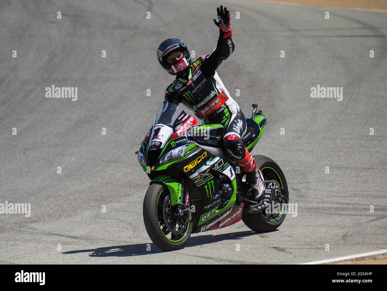 09 juil 2017 Monterey, Californie, U.S.A #  1 Jonathan Rea remporte le championnat grâce les fans à le tire-bouchon, après la FIM Motul SBK Superbike World Championship Tour américain Geico Mazda Raceway Laguna Seca à Monterey, CA Thurman James/CSM Banque D'Images