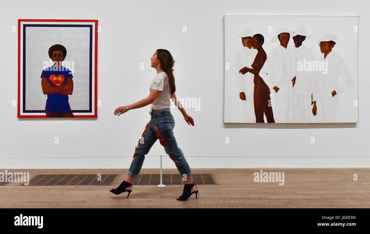 Londres, Royaume-Uni. 11 juillet, 2017. Un membre du personnel marche entre (G à D) 'Icon pour mon homme Superman Superman (enregistré à tout jamais les Noirs--Bobby Seale)', 1969, par Barkley Hendricks et 'ce qui se passe ?", 1974, par Barkley Hendricks. Aperçu de 'âme d'une nation : l'art à l'âge de Black Power" à la Tate Modern. L'exposition historique explore ce que signifie être un artiste noir aux ETATS UNIS pendant le mouvement des droits civils et présente plus de 150 oeuvres de plus de 60 artistes. Les œuvres sont exposées 12 Juillet au 22 octobre 2017. Crédit : Stephen Chung/Alamy Live News Banque D'Images