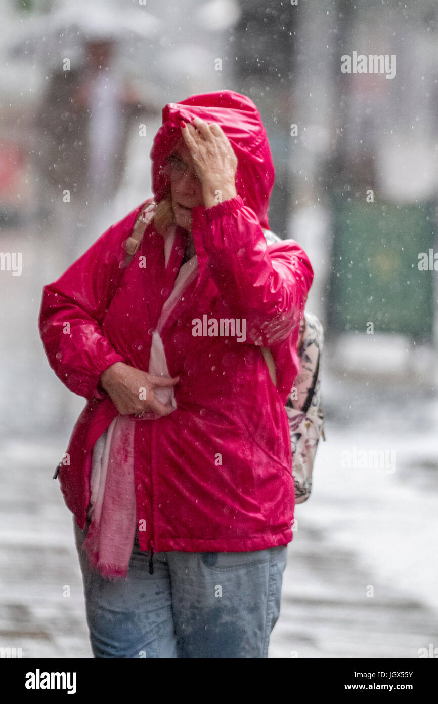 Preston, Lancashire, Royaume-Uni. Météo britannique. 11 juillet, 2017. La pluie épaisse et persistante dans la ville, avec une prévision pour un peu de soleil suivi d'autres fortes averses. /AlamyLiveNews MediaWorldImages crédit ; Banque D'Images