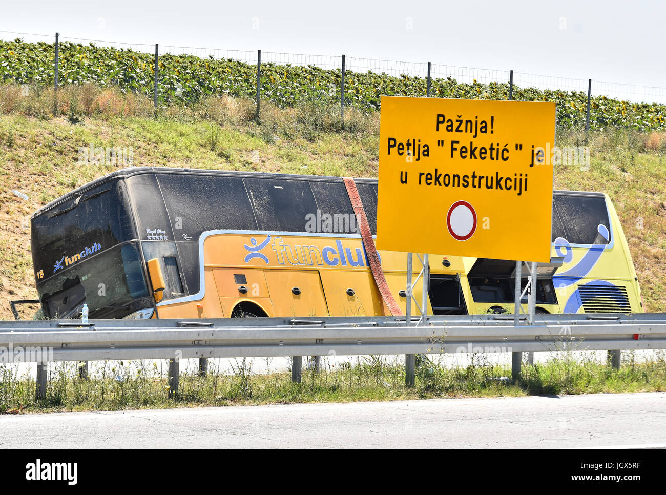 Feketic, Serbie. 11 juillet, 2017. Bus de la Pologne avec les enfants se renverse dans le nord de la Serbie, près de vilage Feketic sur l'autoroute E75 Un Pearson est décédé de nombreux enfants blessés Crédit : Nenad Mihajlovic/Alamy Live News Banque D'Images