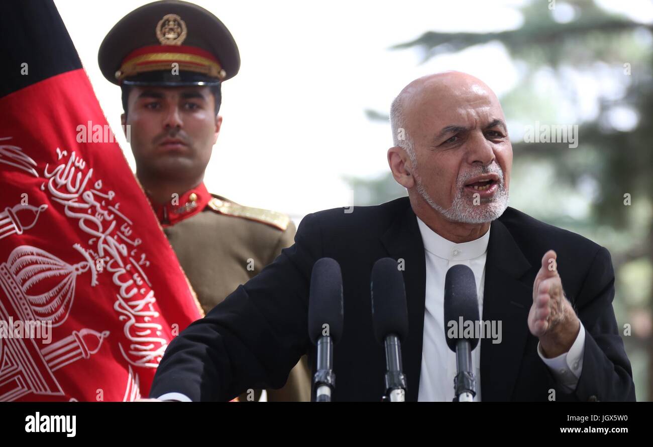 Kaboul, Afghanistan. 11 juillet, 2017. Le président afghan, Mohammad Ashraf Ghani parle lors d'une conférence de presse dans le palais présidentiel à Kaboul, Afghanistan, le 11 juillet 2017. Le président afghan, Mohammad Ashraf Ghani, le mardi une fois de plus appelé les militants talibans à renoncer à se battre et à se joindre au processus de paix. Credit : Rahmat Alizadah/Xinhua/Alamy Live News Banque D'Images