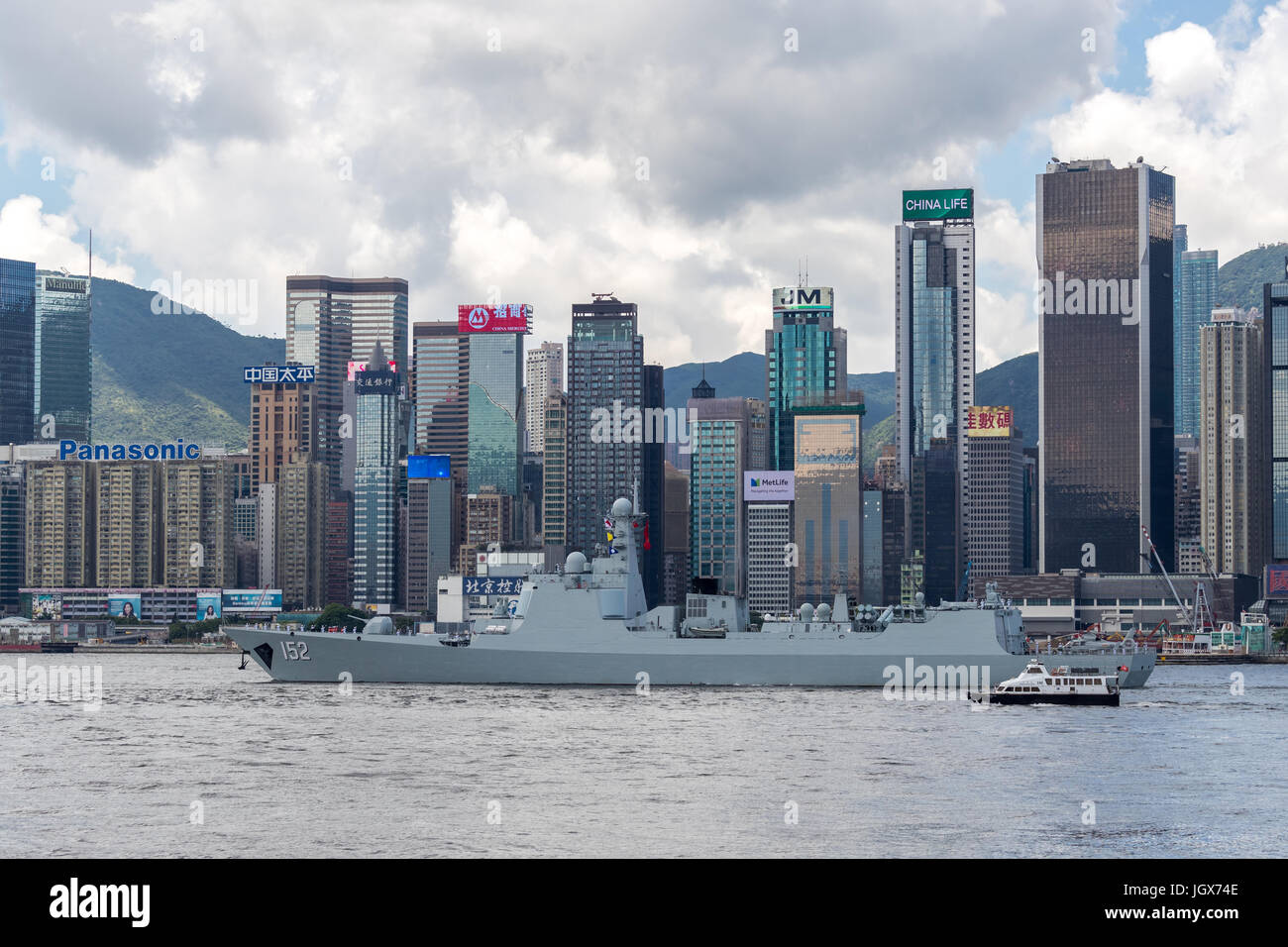 Le port de Victoria, Hong Kong. 11 Juin, 2017. Jinan (numéro 152) acrossed missiles de port de Victoria de Hong Kong de retourner dans la base navale de la Chine continentale. Credit : Earnest Tse/Alamy Live News Crédit : Earnest Tse/Alamy Live News Banque D'Images