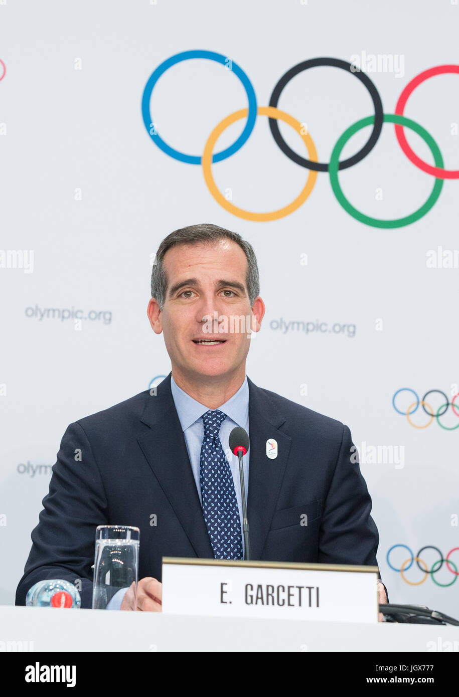 Lausanne, Suisse. 11 juillet, 2017. Eric Garcetti, Maire de Los Angeles, assiste à une conférence de presse après la présentation de la Los Angeles 2024 Ville Candidate pour d'information Comité International Olympique (CIO) membres à la SwissTech Convention Centre, à Lausanne, Suisse, le 11 juillet 2017. Credit : Xu Jinquan/Xinhua/Alamy Live News Banque D'Images