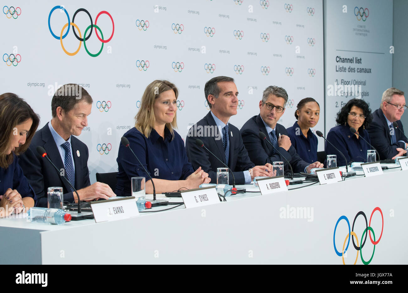 Lausanne, Suisse. 11 juillet, 2017. Eric Garcetti (4L), Maire de Los Angeles, assiste à une conférence de presse après la présentation de la Los Angeles 2024 Ville Candidate pour d'information Comité International Olympique (CIO) membres à la SwissTech Convention Centre, à Lausanne, Suisse, le 11 juillet 2017. Credit : Xu Jinquan/Xinhua/Alamy Live News Banque D'Images