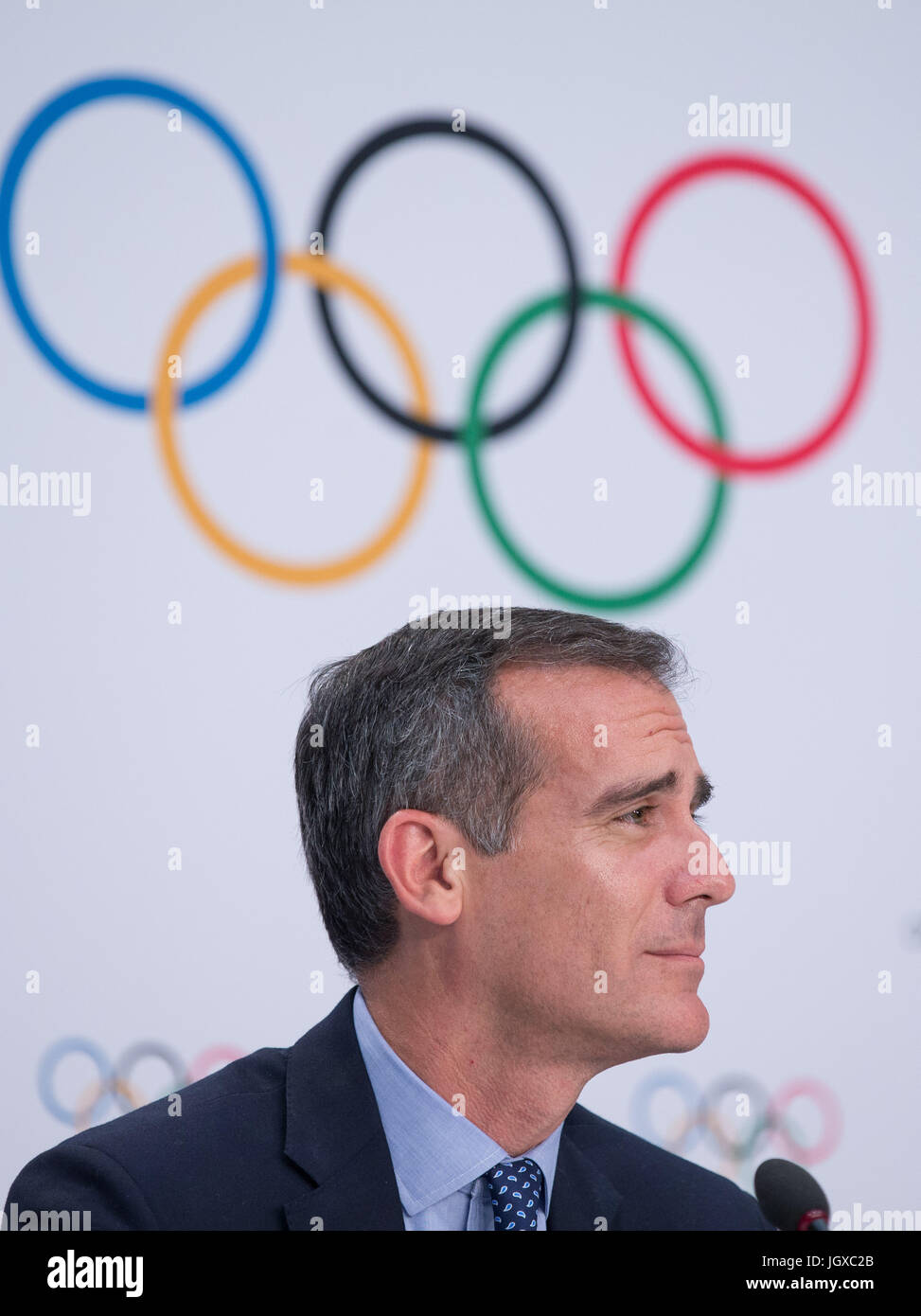 Lausanne, Suisse. 11 juillet, 2017. Los Angeles Mayor Eric Garcetti participe à une conférence de presse après la 130e session extraordinaire du CIO à Lausanne, Suisse, le 11 juillet 2017. Le Comité International Olympique (CIO) le mardi a voté à l'unanimité en faveur de l'attribution des Jeux Olympiques de 2024 et 2028 à la même occasion. Credit : Xu Jinquan/Xinhua/Alamy Live News Banque D'Images