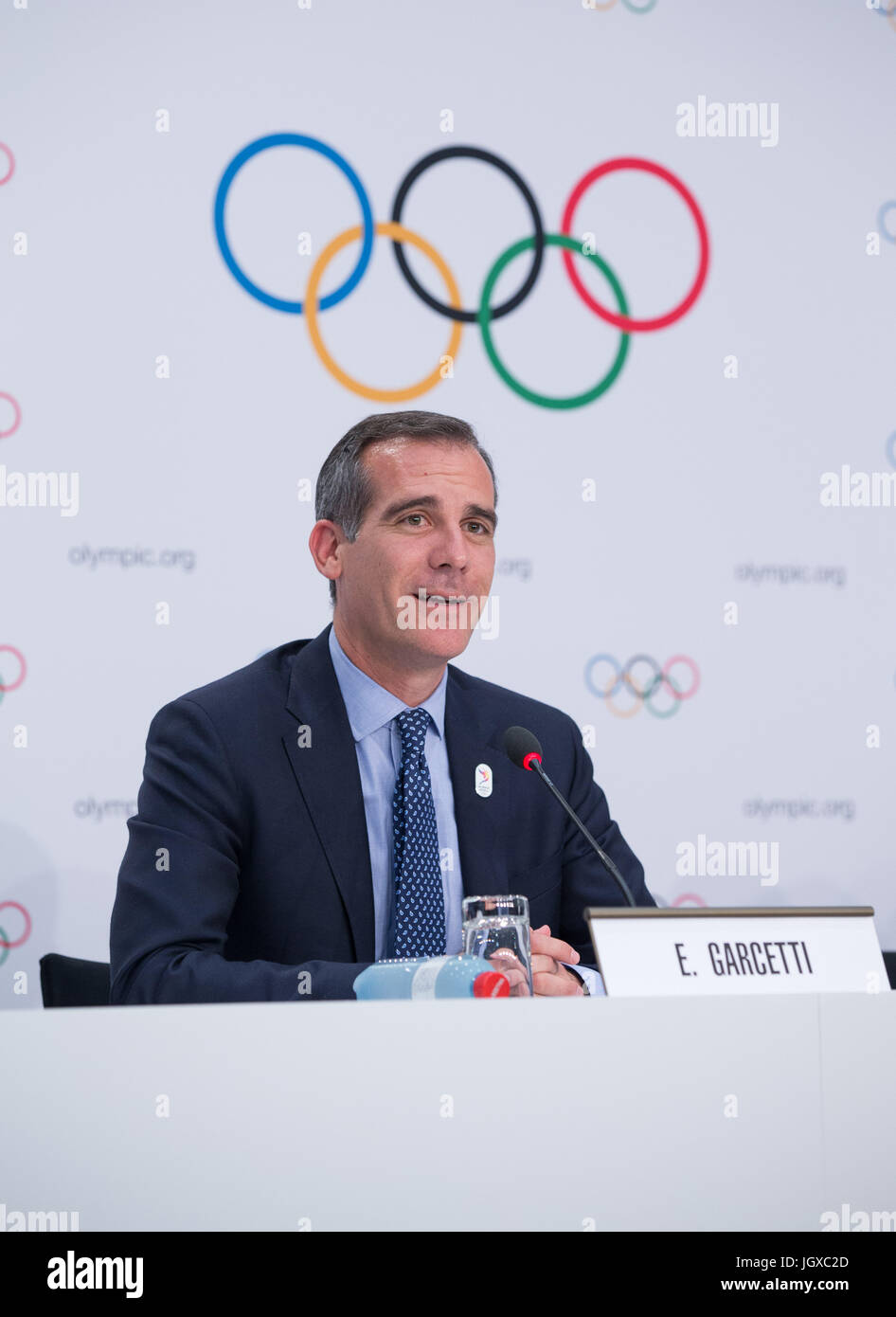Lausanne, Suisse. 11 juillet, 2017. Los Angeles Mayor Eric Garcetti participe à une conférence de presse après la 130e session extraordinaire du CIO à Lausanne, Suisse, le 11 juillet 2017. Le Comité International Olympique (CIO) le mardi a voté à l'unanimité en faveur de l'attribution des Jeux Olympiques de 2024 et 2028 à la même occasion. Credit : Xu Jinquan/Xinhua/Alamy Live News Banque D'Images