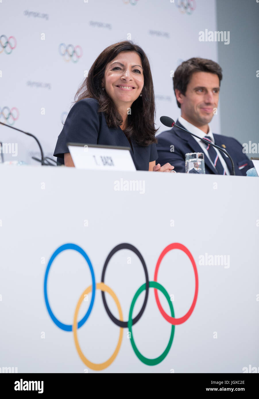Lausanne, Suisse. 11 juillet, 2017. Le maire de Paris Anne Hidalgo (L) assiste à une conférence de presse après la 130e session extraordinaire du CIO à Lausanne, Suisse, le 11 juillet 2017. Le Comité International Olympique (CIO) le mardi a voté à l'unanimité en faveur de l'attribution des Jeux Olympiques de 2024 et 2028 à la même occasion. Credit : Xu Jinquan/Xinhua/Alamy Live News Banque D'Images