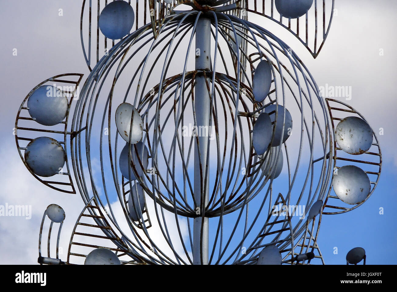 Un Windspiel Silbernes Kreuzung mit, Abfahrt zur Fondation Cesar Manrique, Tahiche, Lanzarote, Kanarische Inseln, Europa | argent wind chime, sculpt Banque D'Images